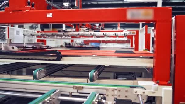 Robot Industriale Che Lavora Presso Fabbrica Produzione Pannelli Solari Conveyor — Video Stock