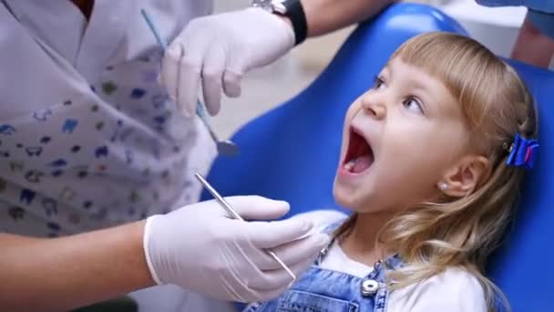 기형학 의자에 아이가 가까이 있습니다 귀여운 소녀는 검사를 벌렸다 비디오 — 비디오