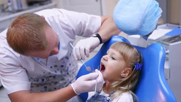 Маленька Дитина Стоматологічному Кріслі Крупним Планом Мила Блондинка Відкрила Рот — стокове відео