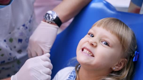 Маленька Дитина Стоматологічному Кріслі Відкриває Рот Широко Показує Зуби Лікареві — стокове відео
