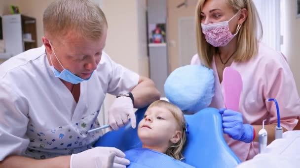 Kleines Kind Stomatologie Stuhl Bereitet Sich Auf Zahnuntersuchungen Vor Und — Stockvideo