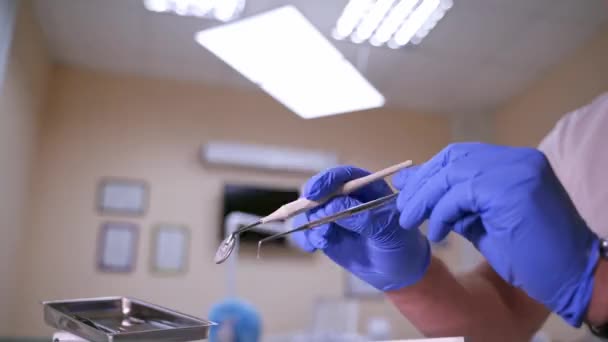 Zestaw Narzędzi Dentystycznych Tle Gabinetu Stomatologicznego Lustro Dentystyczne Kleszcze Zakrzywione — Wideo stockowe