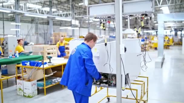 Wnętrze Przemysłowego Miejsca Pracy Fabryce Pracownik Zakładu Niebieskim Mundurze Sprawdza — Wideo stockowe