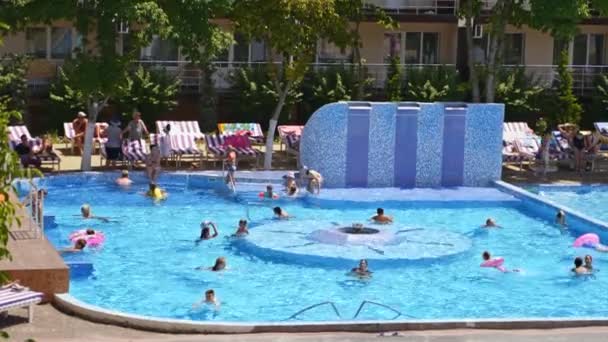Люди Бассейне Летом Счастливые Дети Взрослые Купающиеся Бассейне Время Отдыха — стоковое видео
