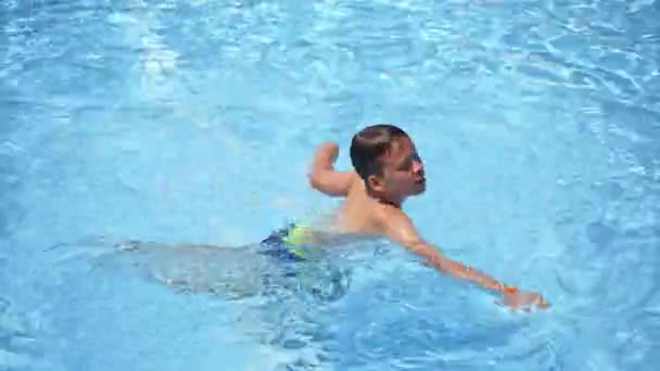 Joyeux Enfant Vacances Été Garçon Amuser Dans Piscine Adolescent Sortir — Video