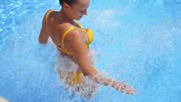 Mujer Joven Piscina Aire Libre Hermosa Mujer Traje Baño Amarillo — Vídeos de Stock