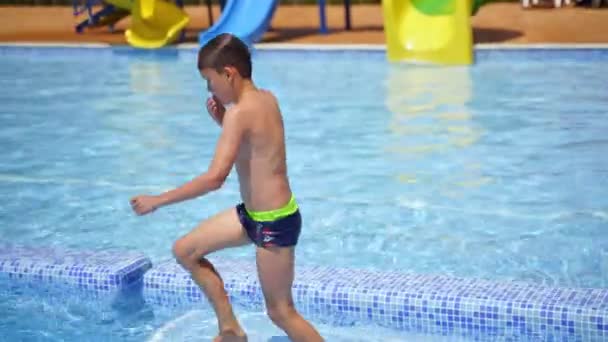 Мальчик Бассейне Мальчик Подросток Прыгающий Водой Счастливого Детства Летний Отдых — стоковое видео