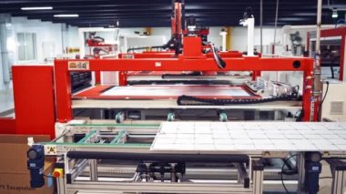 İçerideki yenilikçi sanayi fabrikası. Robot ekipmanlar çağdaş imalatta yeni paneller yapıyor.