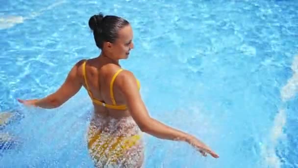 Glad Kvinna Poolen Sommardagen Baksidan Ung Kvinna Njuter Vatten Poolen — Stockvideo