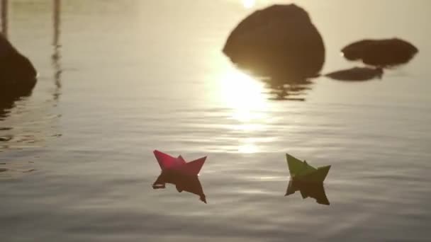 Barcos Origami Hechos Casa Atardecer Dos Barcos Papel Flotando Río — Vídeos de Stock