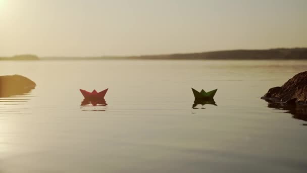 Barcos Papel Agua Atardecer Niza Barcos Caseros Flotando Cerca Las — Vídeos de Stock