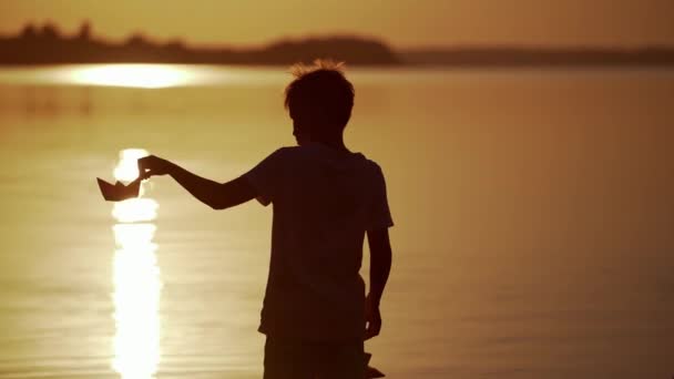 Vista Trasera Niño Atardecer Silueta Del Niño Jugando Con Barco — Vídeos de Stock