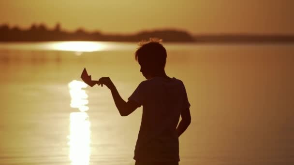 Silueta Unui Băiat Navă Origami Casă Seara Copilul Stând Lângă — Videoclip de stoc