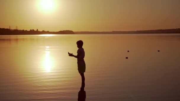 Enfant Dans Eau Coucher Soleil Silhouette Garçon Mettant Bateau Papier — Video