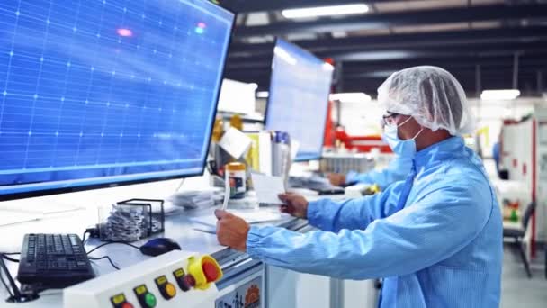 Hombre Trabajando Con Computadora Una Fábrica Moderna Trabajador Uniforme Especial — Vídeo de stock