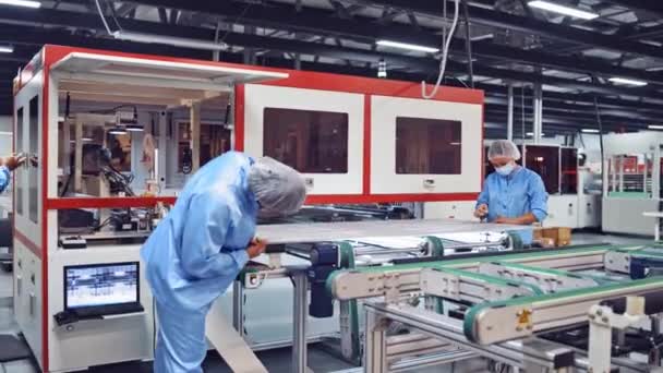 Pracownicy Współczesnej Fabryce Produkcja Nowych Detali Zaawansowanej Technologicznie Fabryce Nowoczesne — Wideo stockowe