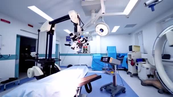 Medical Equipment Empty Surgical Room Establishing Shot Technologically Advanced Operating — Stock Video