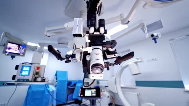 当代手术室在室内 真正的现代手术室 配备有私人诊所的工作设备 神经外科 — 图库视频影像