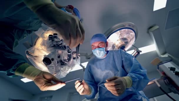 Хирурги Медицинскими Инструментами Врачи Медицинской Форме Масках Проводят Операции Фоне — стоковое видео