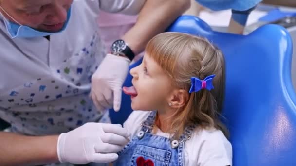 Miúdo Giro Consultório Estomatologia Menina Bonita Sentada Cadeira Dentista Mostra — Vídeo de Stock