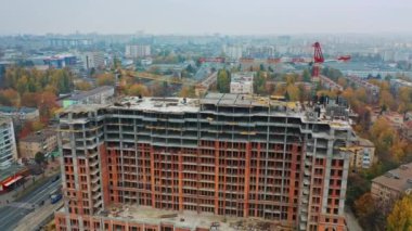 Şehirdeki modern çok katlı binanın inşaat alanı. Yeni bir binanın havadan panoramik görüntüsü.