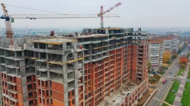 Modern gökdelenin inşaat alanı. Yeni bir konut kompleksi olan megabatta yeni bir gökdelende hava manzarası.