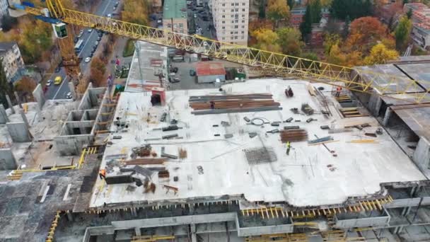 Yeni Bir Inşaat Alanının Havadan Görünüşü Sonbaharda Şehrin Arka Planında — Stok video