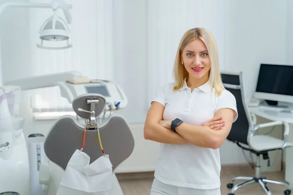 Ein Porträt Eines Zahnarztes Mit Zahnarztstuhl Hintergrund Mundpflegekonzept Stomatologe Weißer — Stockfoto