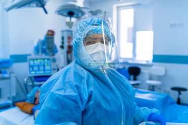 Covid-19 'la savaşmak için koruyucu giysi giyen doktor, ameliyat odası geçmişi olan Corona virüsü..