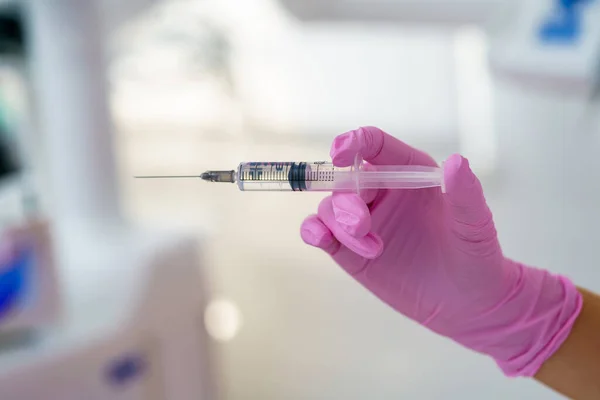 Konsep Medis Dengan Jarum Suntik Untuk Vaksinasi Terisolasi Pada Latar — Stok Foto