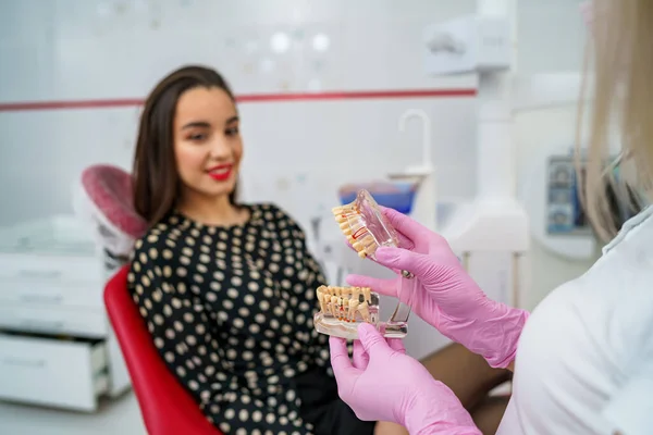 Großaufnahme Halten Die Hände Des Arztes Blauen Handschuhen Ein Künstliches — Stockfoto