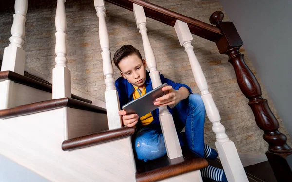Jovem Brincando Com Smartphone Sentado Nas Escadas Vista Baixo — Fotografia de Stock