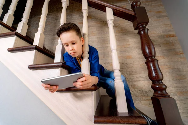 Adolescente Com Tablet Nas Escadas Vista Baixo — Fotografia de Stock