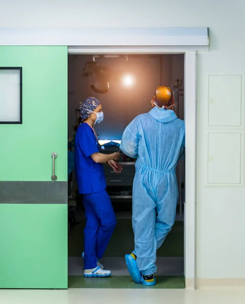 Медичний Персонал Обговорює Коридорі Клініки Професіонали Охорони Здоров Обговорюють Лікарняному — стокове фото