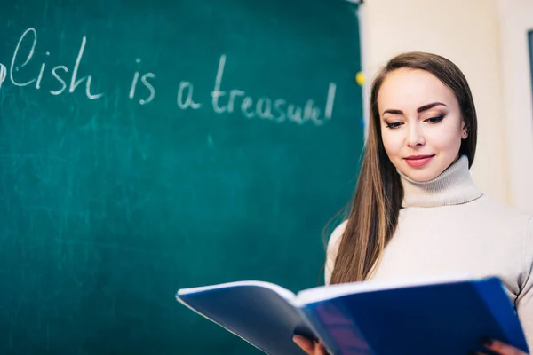 Jonge Mooie Leraar Klas Leraar Houdt Map Klaslokaal Van School — Stockfoto