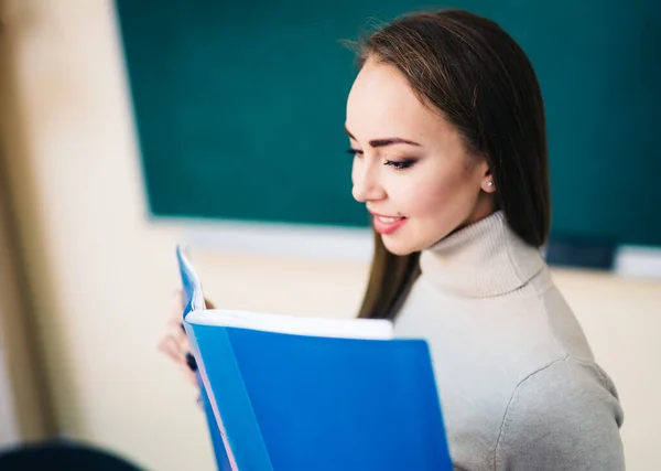 Mooie Lerares Klas Glimlachend Meisje Student Vrouw Leraar Portret Groene — Stockfoto