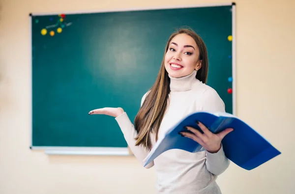 Young Teacher Standing Blackboard Classroom Showing Don Know Hands Reading — Stock Photo, Image