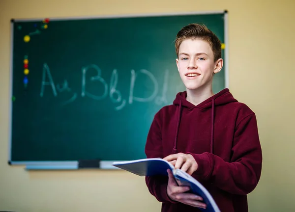 Leerling Van Higer School Staat Donkere Hoodie Naast Het Groene — Stockfoto