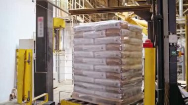 Plastik psikiyatriste paketlenmiş kargo kutuları. Ahşap bir palette mallar.