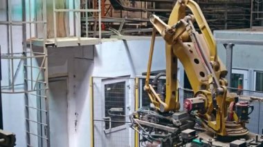 Yapay zekaya sahip mekanik robot taşıyıcıdaki çantaları ayırıyor. Çantaları halattan palete yerleştiriyorum. Süreç kapanışı.