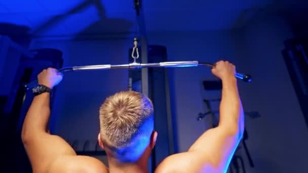 Brutal Starke Athletische Männer Die Ihre Muskeln Aufpumpen Workout Sportgeräten — Stockvideo