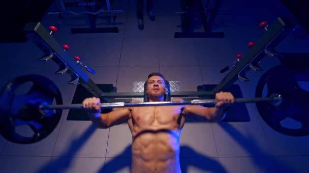 Bodybuilder Trainer Man Doet Bankdrukken Workout Sportschool Video Vanaf Het — Stockvideo