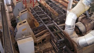 Elektrikli testere tezgahı. Ahşap fabrikasında odun kesme işlemi. Bir kereste fabrikasında modern teknoloji. Üst görünüm.