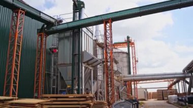 Açık havada büyük modernize edilmiş fabrika. Ahşap fabrikası. Dışarıdaki endüstriyel fabrikanın modern metal yapısı.