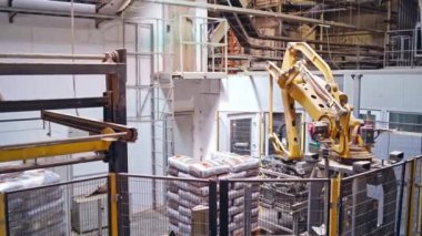 Robot ekipmanlı endüstriyel arka plan. Fabrika robotu. Üretim. Gelecekçi teknolojiler.