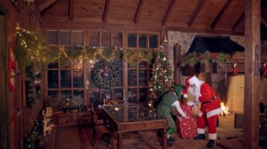 Noel Baba 'nın evindeki peri karakterleri. Büyük kırmızı çantalı Noel Baba Noel gecesi çocuklara gidiyor. Elfler Noel Baba 'ya veda ediyor..