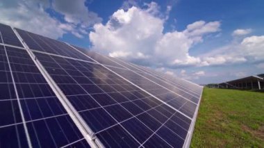 Uzun güneş paneli sahada. Fotovoltaik güç kaynağı sistemi. Ekolojik yenilenebilir enerji kaynağı. Kapatma paneli.