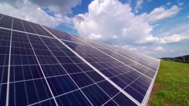 Mavi gökyüzünün altındaki mavi güneş paneli. Temiz alternatif enerji üretimi. Yeni enerji konsepti. Yakın plan..