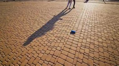 Çift kaldırımda dans ediyor. Açık havada birlikte hareket eden iki dansçının bacakları. Profesyonel dansçılar sokakta serbest dans ediyorlar..