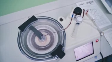 Kök hücre araştırması. Klinikte modern ekipmanlar. Kök hücreler enjeksiyon prosedürü.